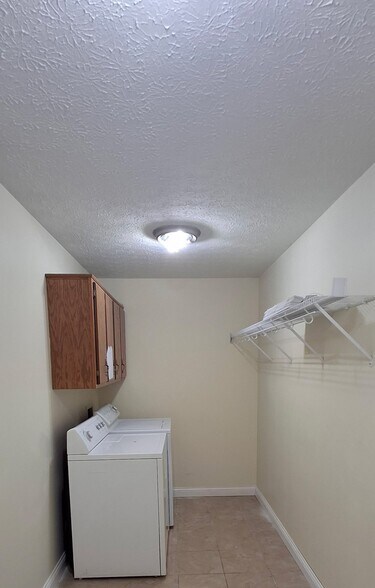 Building Photo - 209 Edgewood Dr