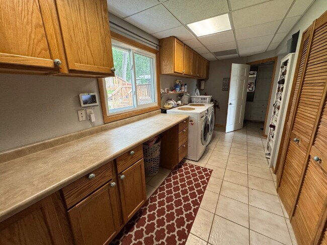 Building Photo - "Experience Elegant Living: 4-Bed Home with Granite Touches & Cozy Fireplace in Cottage Grove!"