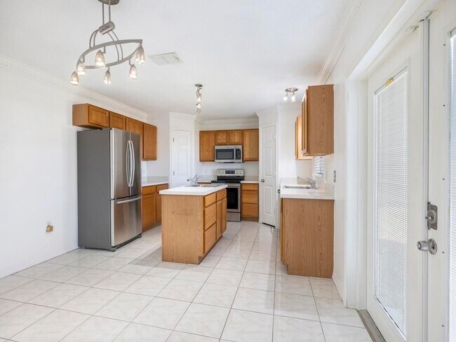 Building Photo - 981 SW McElroy Ave