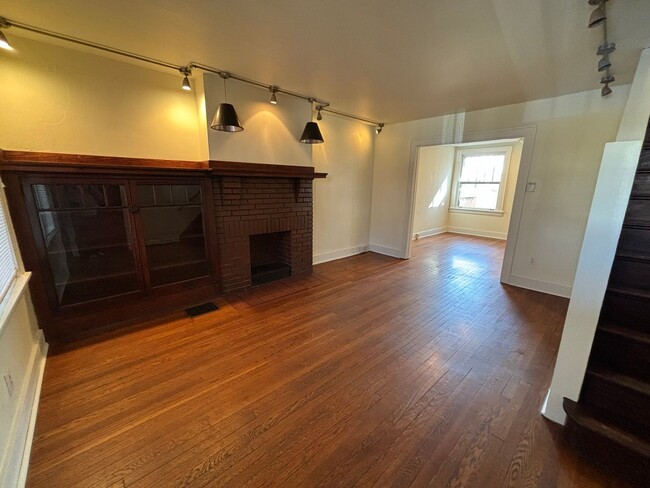 Building Photo - Remodeled 3 Bedroom Home - Available Now!
