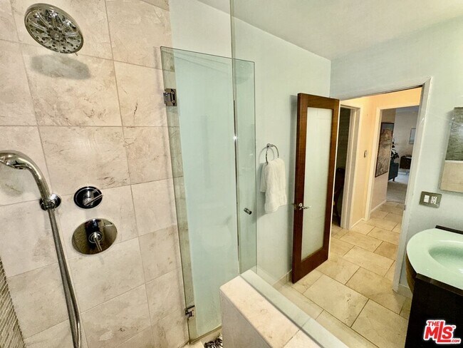 Building Photo - 960 Larrabee St