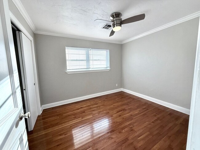 Building Photo - Updated 2BD 1BA Apartment in Historic Crown Heights!!