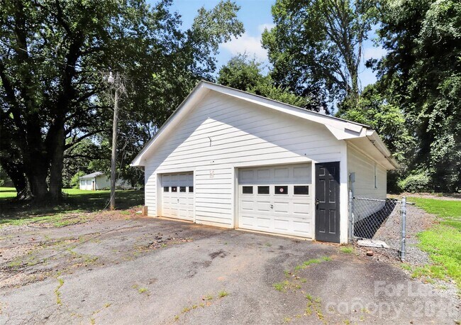 Building Photo - 6901 Ridge Ln Rd