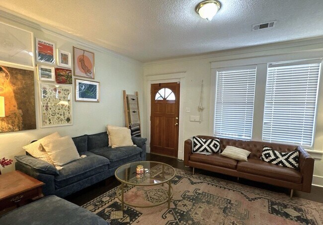 Building Photo - Beautiful 4 Bedroom Home Available