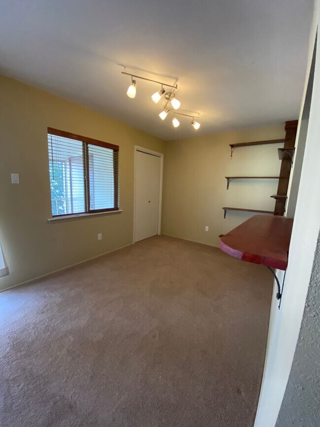 Building Photo - 937L Country Club Dr
