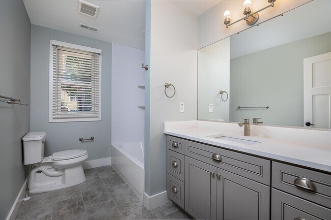 Building Photo - Beautiful Home - Excellent Kenilworth Location!