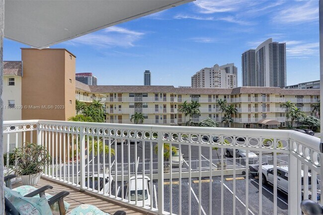 Building Photo - 1913 S Ocean Dr