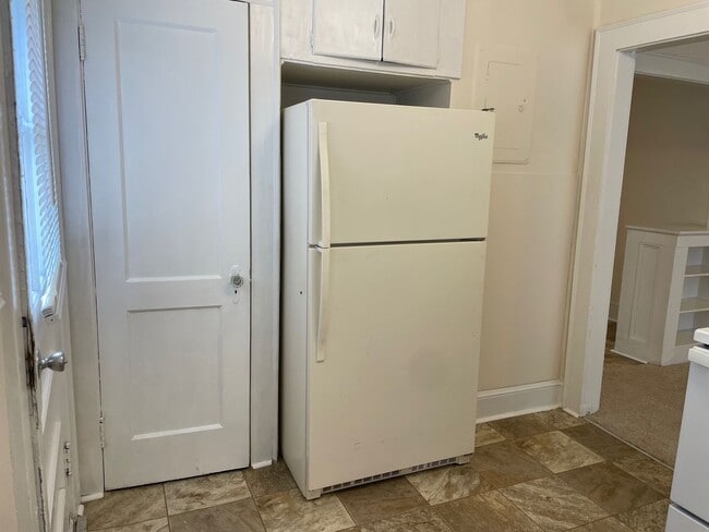 Building Photo - 3 BED, 1 BATH HOME