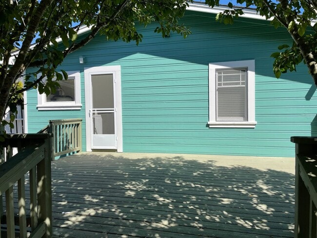 Building Photo - Great West Side Location!!