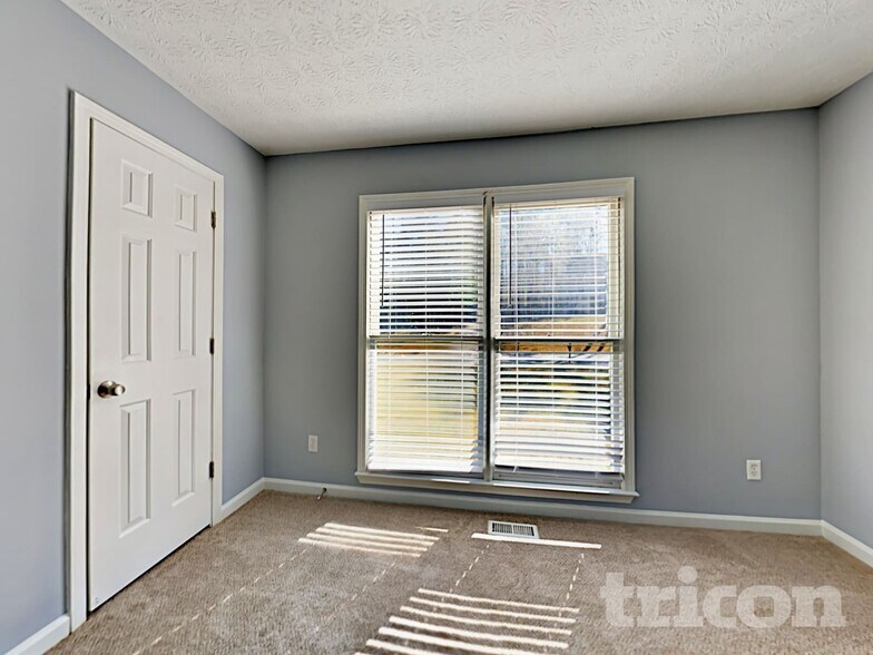 Building Photo - 229 Oak Landing Dr