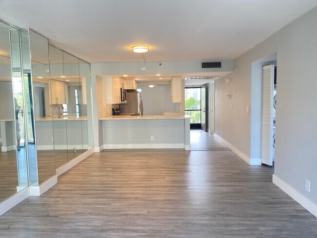 Building Photo - 20 Royal Palm Way