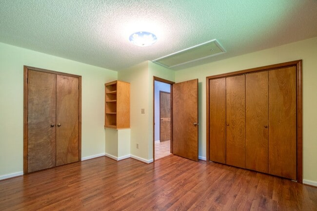 Building Photo - Meticulously maintained property with a st...