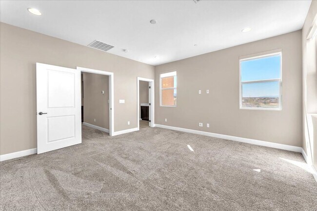Building Photo - 4-Bedroom Tuscany Townhome with Strip & Golf Course Views