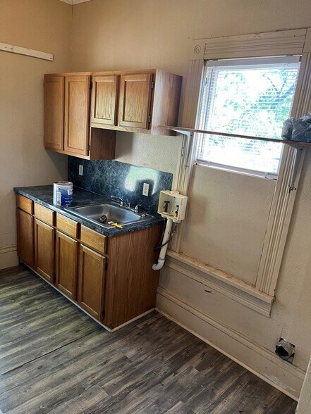 Kitchen and W/D Connection - 601 S Fredonia St