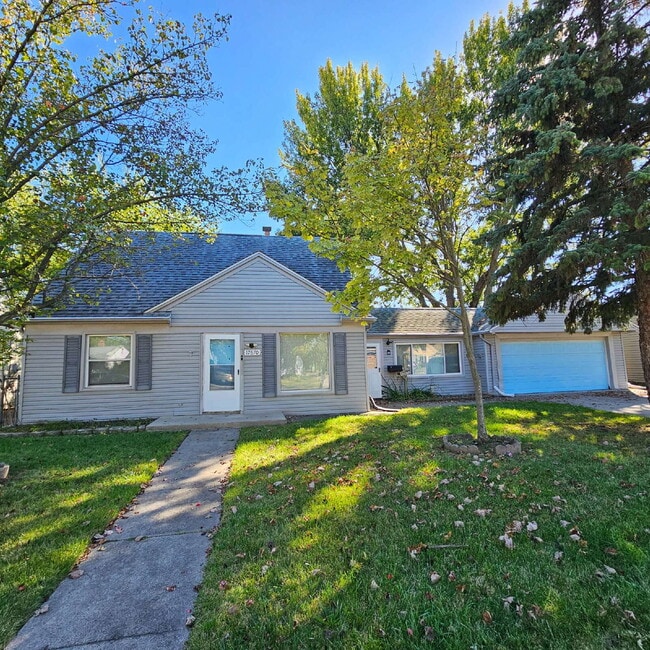 Primary Photo - 3 Bedroom Large Bungalow w/ Attached 2 Car...
