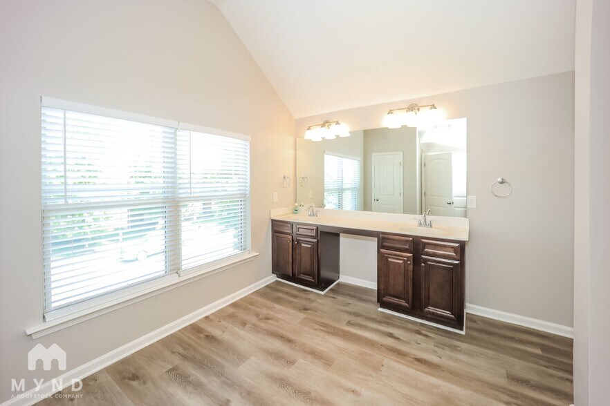 Building Photo - 61 Matador Way