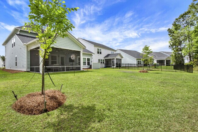 Building Photo - 120 Binscombe Ln