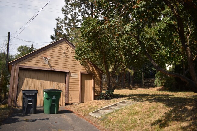 Building Photo - 229 Cherry St