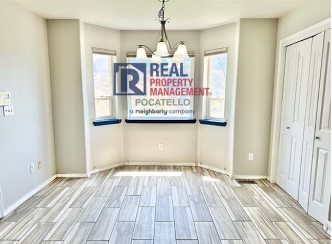 Building Photo - 5 Bedroom 3.5 Bath House - Pet Friendly