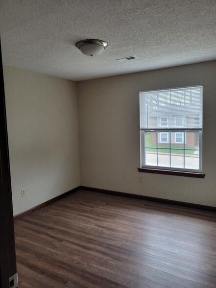 Building Photo - 5 Cherry Tree Ln