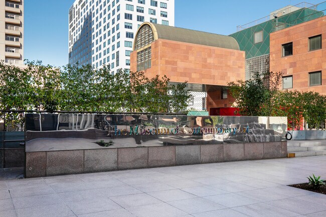 Building Photo - 612 Flower St