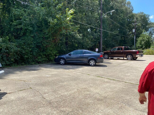 Building Photo - 1BR/1BA Apartment next to Southwood High S...
