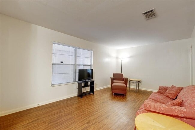Building Photo - 607 Bellevue Pl