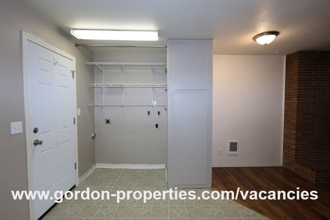 Building Photo - SE Green Vista Dr - Milwaukie 2 bedroom du...