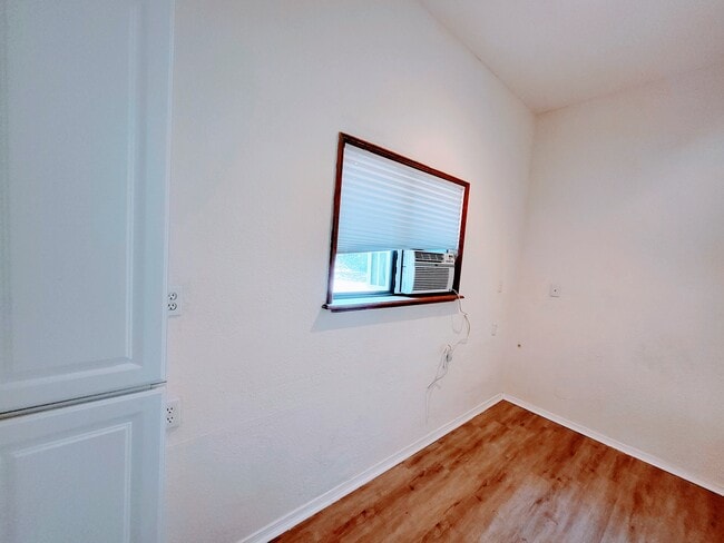 Building Photo - Bell B1