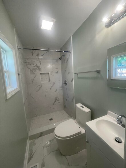 Building Photo - 221 Fallsway Ln