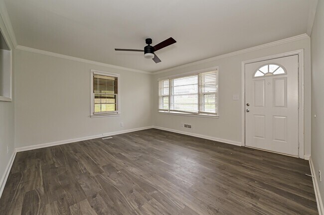 Building Photo - 1640 Eaves Rd