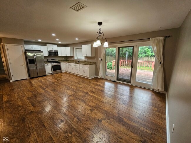 Building Photo - 945 Fox Hill Dr