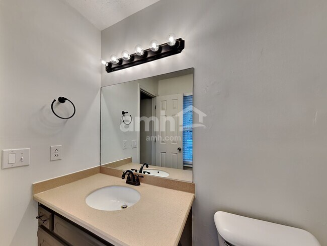 Building Photo - 200 Priest View Dr