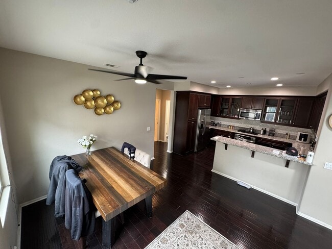 Building Photo - Spacious 2-Bedroom, 2-Bath Modern Home Loc...