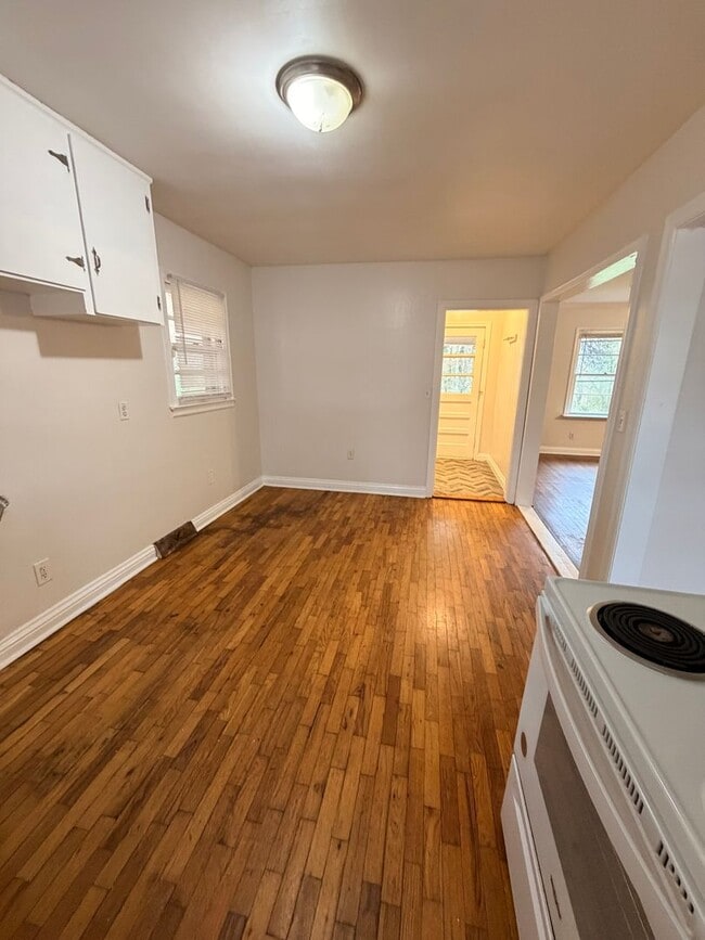 Building Photo - Brick 3/1.5 House in West Rome- $1,250