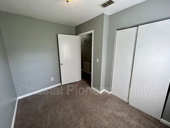 Building Photo - 2507 Lenna Ave