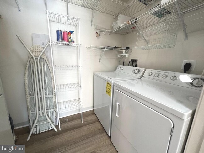 Building Photo - Gorgeous light filled 2 bedroom 2 bath con...