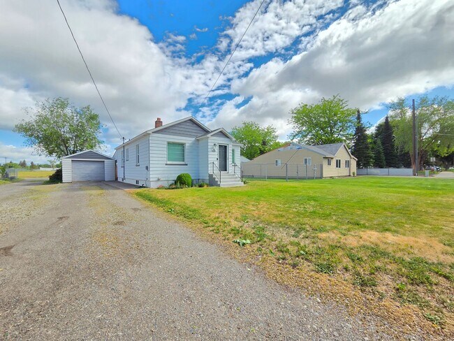 Building Photo - $1,725 - 2 Bed / 1 Bath Charming Home in Spokane Valley