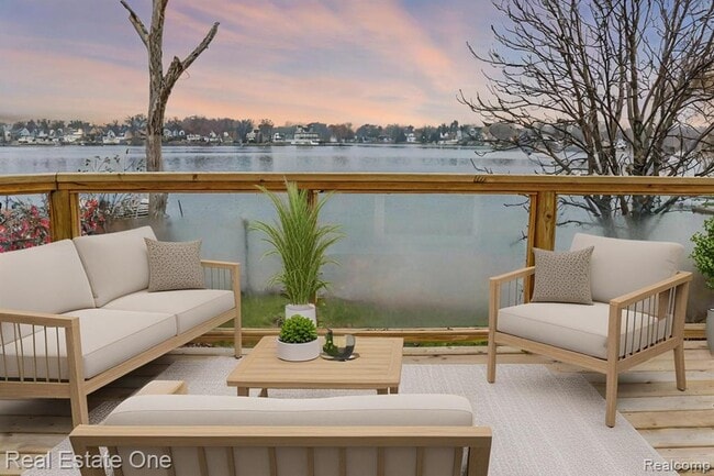 Building Photo - 121 N Shore Dr