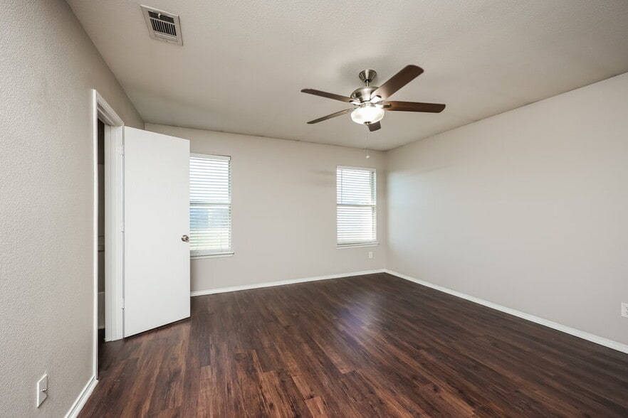 Building Photo - 533 Hearthstone Dr