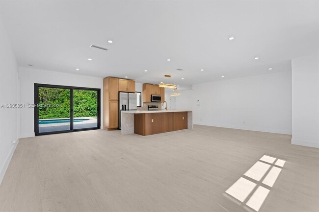 Building Photo - 401 SW 63rd Terrace
