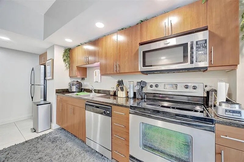 Building Photo - 111 E Flagler St