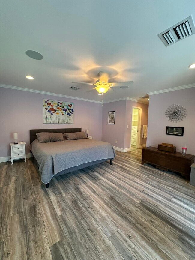 Building Photo - 2415 Laurel Ln