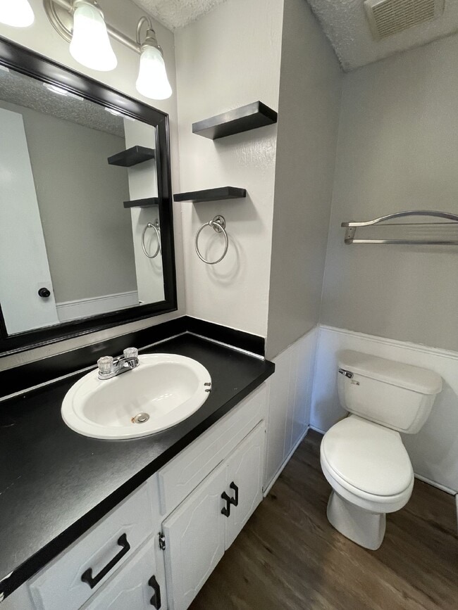 Building Photo - 3-Bed, 2.5 Bath Condo