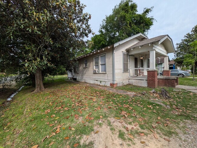 Building Photo - 2105 Cable Ave