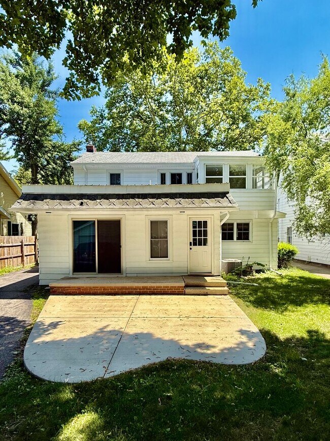 Building Photo - Three Bedroom Home in Kalamazoo
