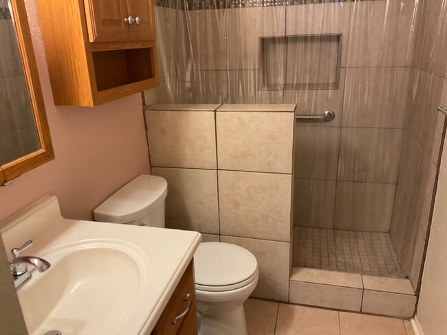 Building Photo - Three Bed/Two Bath with Personality and Charm