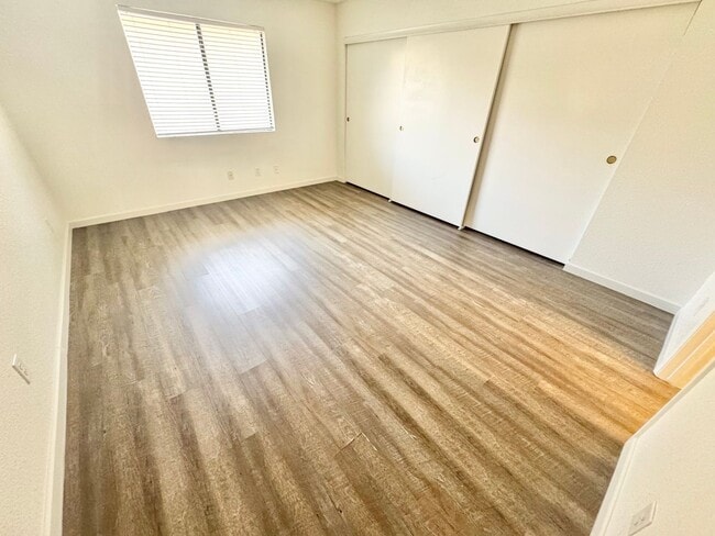 Building Photo - Don't miss this Desirable Spacious top-floor 2 bedroom condo located in Summerlin