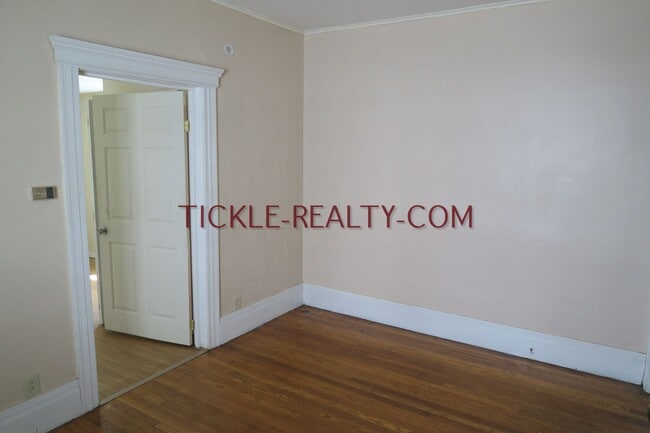 Building Photo - 368 Alexander St