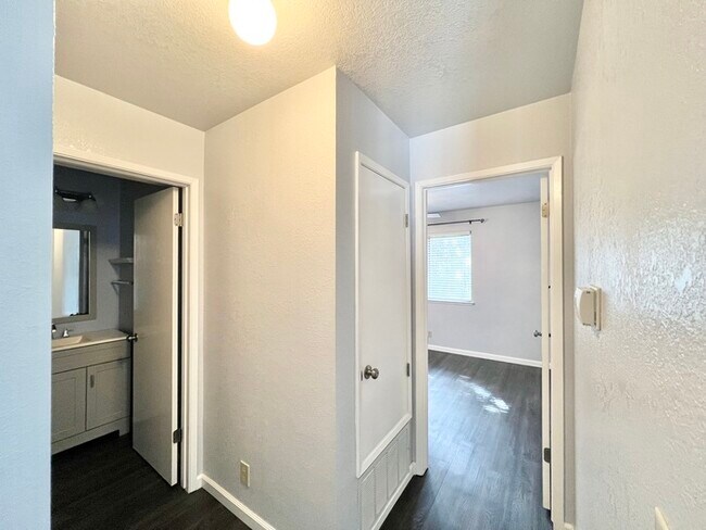 Building Photo - 1 Bedroom, 1 Bathroom Condo